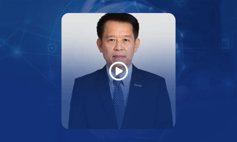 ผู้ชายหนึ่งคนใส่สูทหน้าตรง